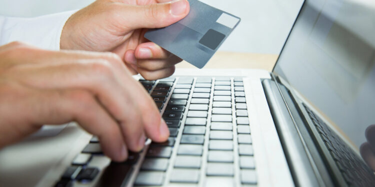 La forma más rápida de empezar a construir crédito en Estados Unidos (sin historial previo)