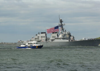 EE.UU. despliega buques en Ormuz mientras negocia con Irán y pone en juego el flujo global de petróleo