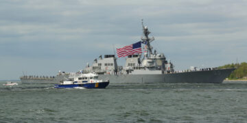 EE.UU. despliega buques en Ormuz mientras negocia con Irán y pone en juego el flujo global de petróleo