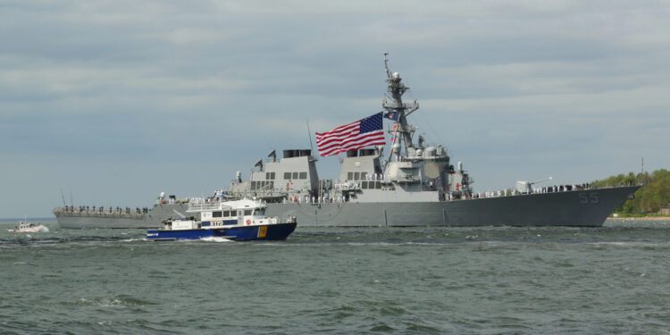 EE.UU. despliega buques en Ormuz mientras negocia con Irán y pone en juego el flujo global de petróleo