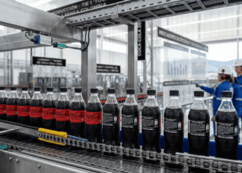 Coca-Cola eleva previsión de ganancias tras superar expectativas en el primer trimestre