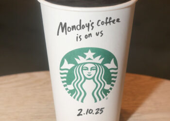 Starbucks eleva previsiones tras recuperar tráfico en tiendas y superar expectativas