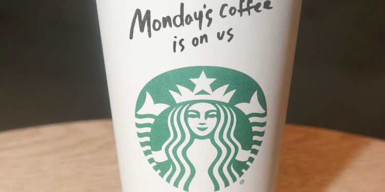 Starbucks eleva previsiones tras recuperar tráfico en tiendas y superar expectativas