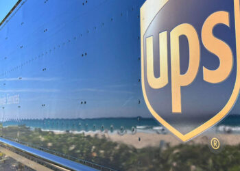 UPS supera previsiones en el primer trimestre, pero el mercado castiga la caída de sus beneficios