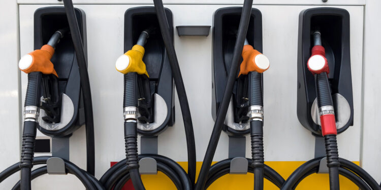 Gasolina más cara golpea más a hogares de bajos ingresos y amplía la brecha económica