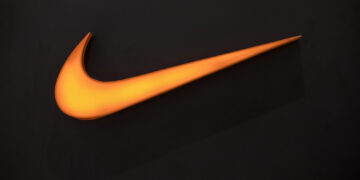 CEO de Nike apuesta $2 millones por la compañía pese a caída de ventas y dudas de Wall Street
