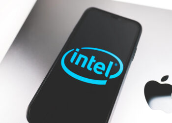 Acuerdo Apple-Intel impulsa a la fabricante de chips tras inversión del gobierno de Trump