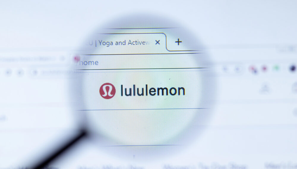 Lululemon enfrenta una batalla interna mientras sus acciones caen más de 40% en 2025
