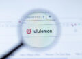Lululemon enfrenta una batalla interna mientras sus acciones caen más de 40% en 2025