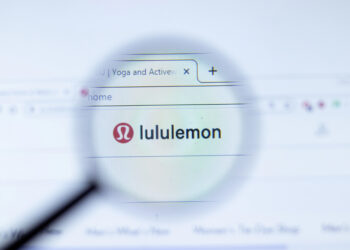 Lululemon enfrenta una batalla interna mientras sus acciones caen más de 40% en 2025