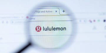 Lululemon enfrenta una batalla interna mientras sus acciones caen más de 40% en 2025