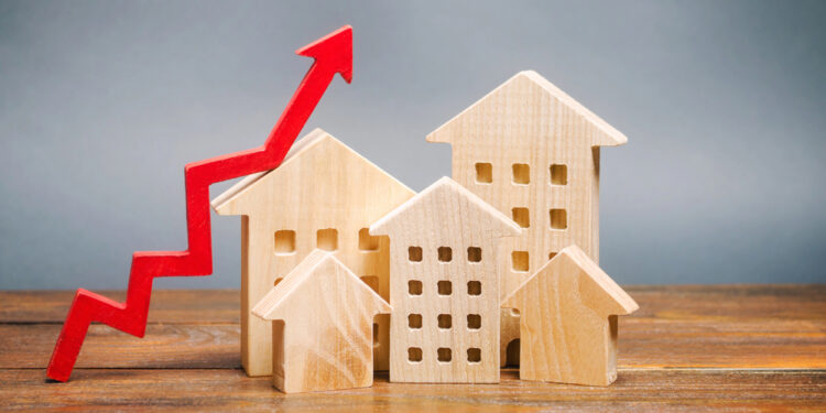 Tasas hipotecarias altas obligan a compradores a cambiar su estrategia en el mercado inmobiliario