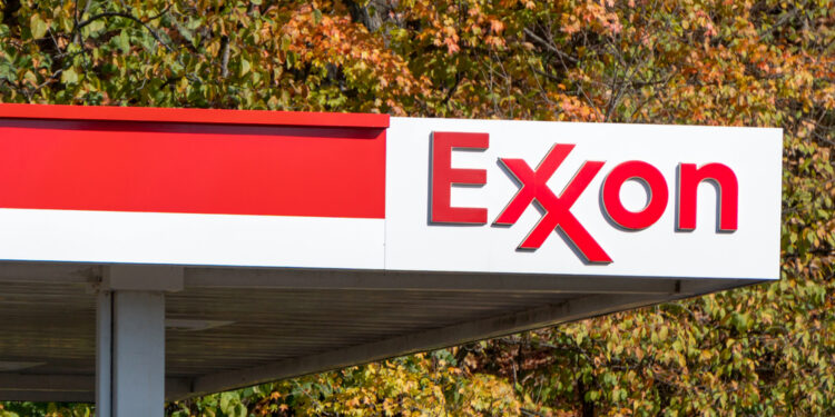 Exxon y Chevron ven caer ganancias pese al alza del petróleo por guerra en Oriente Medio