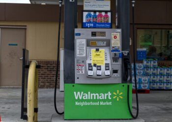 Walmart advierte que la gasolina cara podría provocar nuevas subidas de precios en Estados Unidos