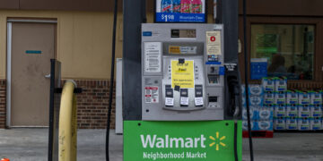 Walmart advierte que la gasolina cara podría provocar nuevas subidas de precios en Estados Unidos