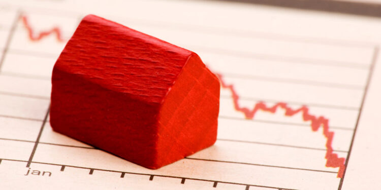 El mercado inmobiliario pierde impulso mientras compradores enfrentan hipotecas más caras