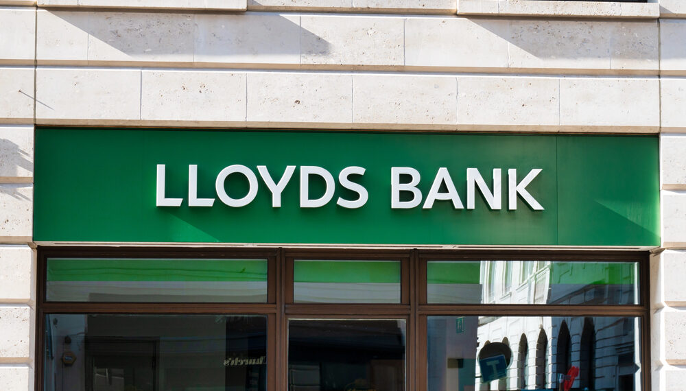 Lloyds supera previsiones con beneficio de $2,740 millones, pero advierte riesgos por tensiones globales
