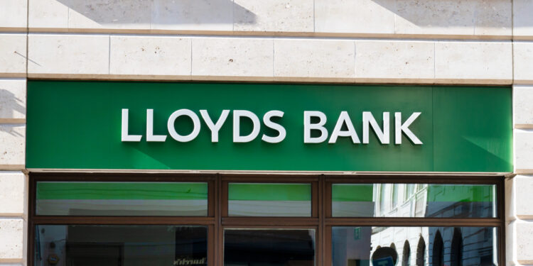 Lloyds supera previsiones con beneficio de $2,740 millones, pero advierte riesgos por tensiones globales
