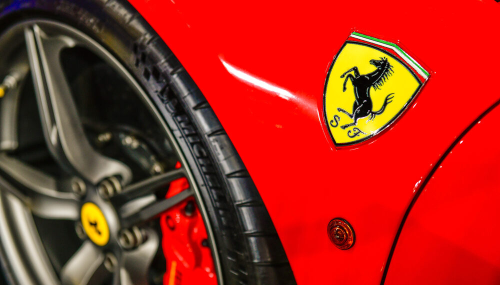 Ferrari supera previsiones y mantiene guía antes del debut de su primer vehículo eléctrico