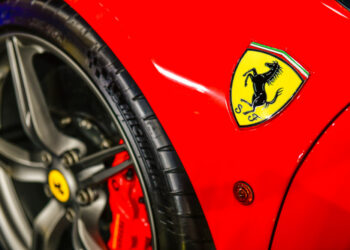 Ferrari supera previsiones y mantiene guía antes del debut de su primer vehículo eléctrico