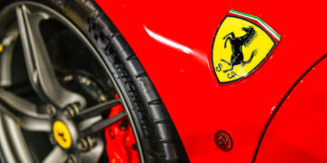 Ferrari supera previsiones y mantiene guía antes del debut de su primer vehículo eléctrico