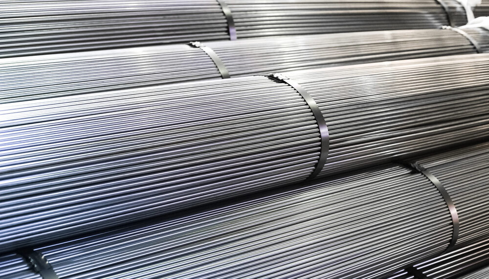 Aluminio se encarece por tensión en Medio Oriente y golpea costos de autos y bebidas