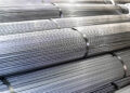 Aluminio se encarece por tensión en Medio Oriente y golpea costos de autos y bebidas