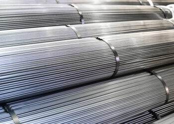 Aluminio se encarece por tensión en Medio Oriente y golpea costos de autos y bebidas