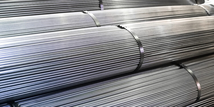 Aluminio se encarece por tensión en Medio Oriente y golpea costos de autos y bebidas