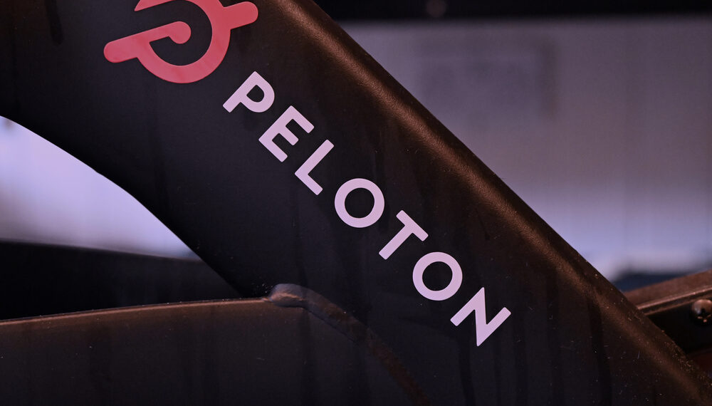 Peloton vuelve a beneficios impulsado por alza de precios en sus suscripciones