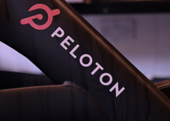Peloton vuelve a beneficios impulsado por alza de precios en sus suscripciones