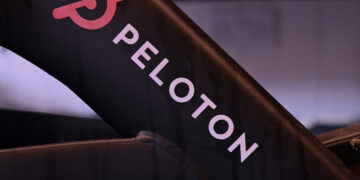 Peloton vuelve a beneficios impulsado por alza de precios en sus suscripciones