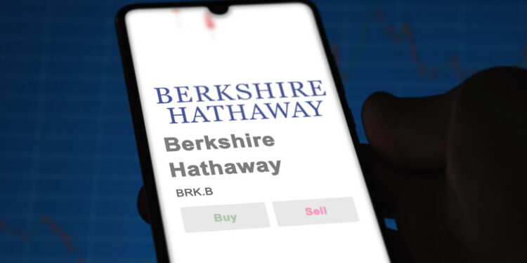 Buffett revela una “pequeña compra” mientras Berkshire sigue buscando oportunidades en Wall Street