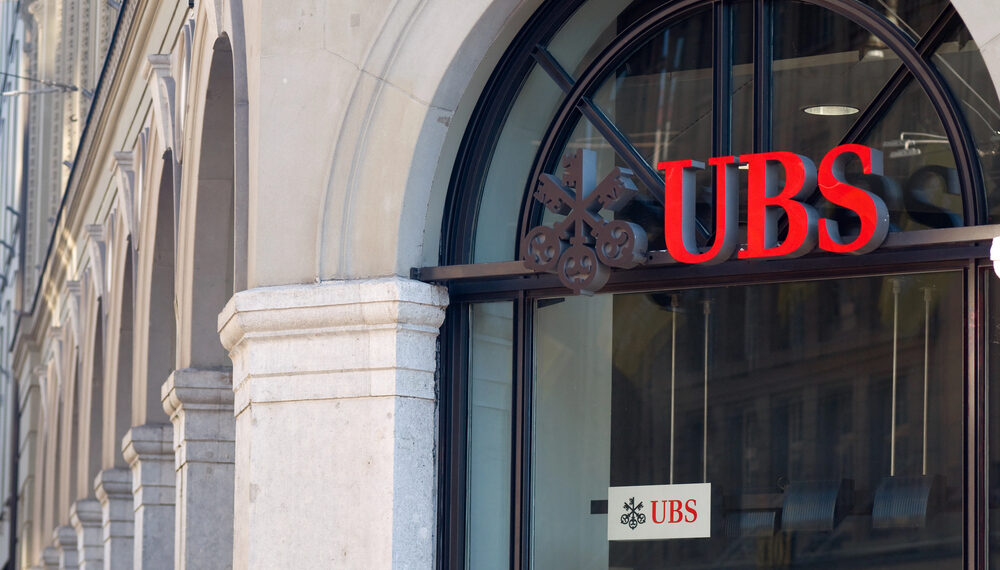UBS supera previsiones con ganancias de $3,040 millones y acciones suben hasta 5.9%
