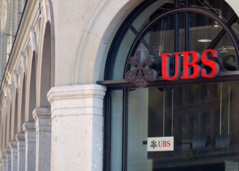 UBS supera previsiones con ganancias de $3,040 millones y acciones suben hasta 5.9%