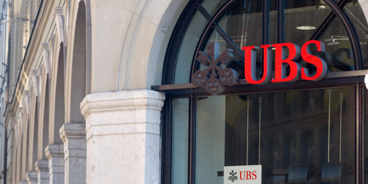 UBS supera previsiones con ganancias de $3,040 millones y acciones suben hasta 5.9%