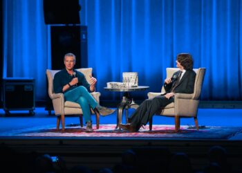 Newsom respalda a Karen Bass en una cerrada carrera por la alcaldía de Los Ángeles