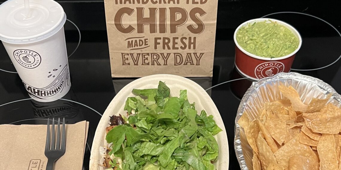 Chipotle lanza una oferta de pollo crujiente y divide a sus clientes en redes sociales