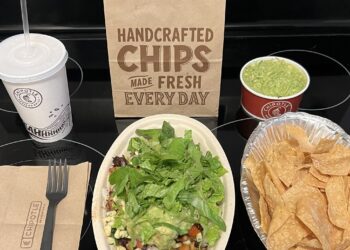 Chipotle lanza una oferta de pollo crujiente y divide a sus clientes en redes sociales