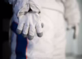 Prada llega a la Luna: La firma de lujo diseñará equipamiento para los astronautas de la NASA