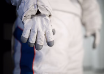 Prada llega a la Luna: La firma de lujo diseñará equipamiento para los astronautas de la NASA