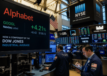 Alphabet sube tras ingresar al Dow Jones, pero la presión por la IA mantiene cautos a los inversionistas