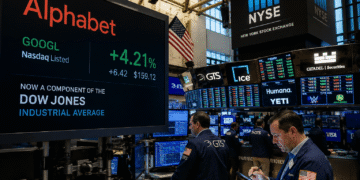 Alphabet sube tras ingresar al Dow Jones, pero la presión por la IA mantiene cautos a los inversionistas