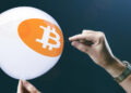 Bitcoin alcanza su nivel más bajo desde 2024: Su valor es menos de la mitad de su máximo histórico