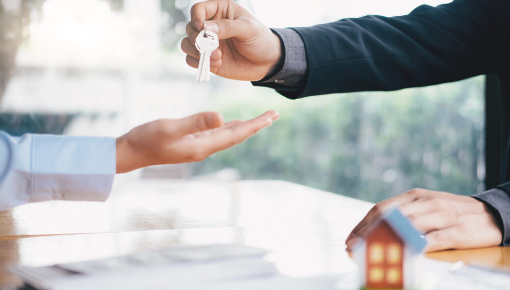 Comprar una vivienda en EE.UU. exige hoy casi el doble de ingresos que en 2020