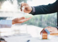 Comprar una vivienda en EE.UU. exige hoy casi el doble de ingresos que en 2020