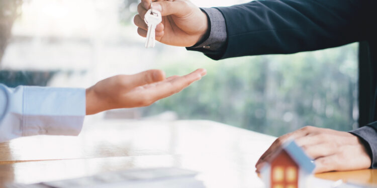 Comprar una vivienda en EE.UU. exige hoy casi el doble de ingresos que en 2020