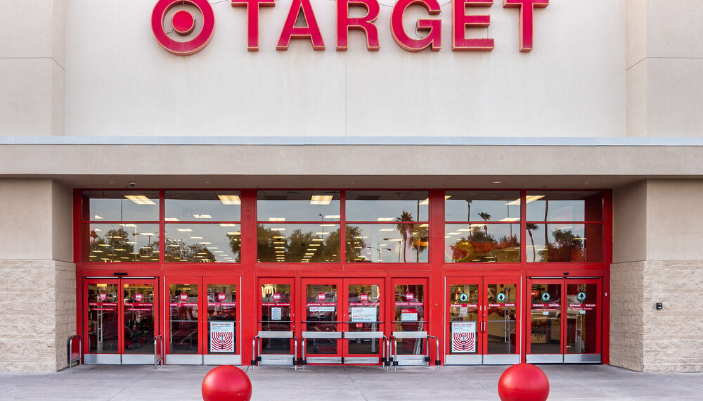 Target, Walmart y Amazon pierden apoyo entre consumidores LGBTQ+ por políticas de inclusión