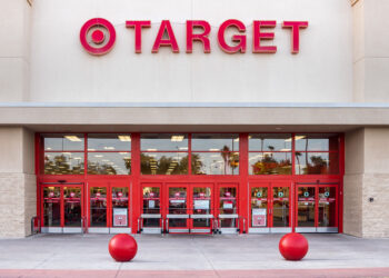 Target, Walmart y Amazon pierden apoyo entre consumidores LGBTQ+ por políticas de inclusión