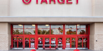 Target, Walmart y Amazon pierden apoyo entre consumidores LGBTQ+ por políticas de inclusión